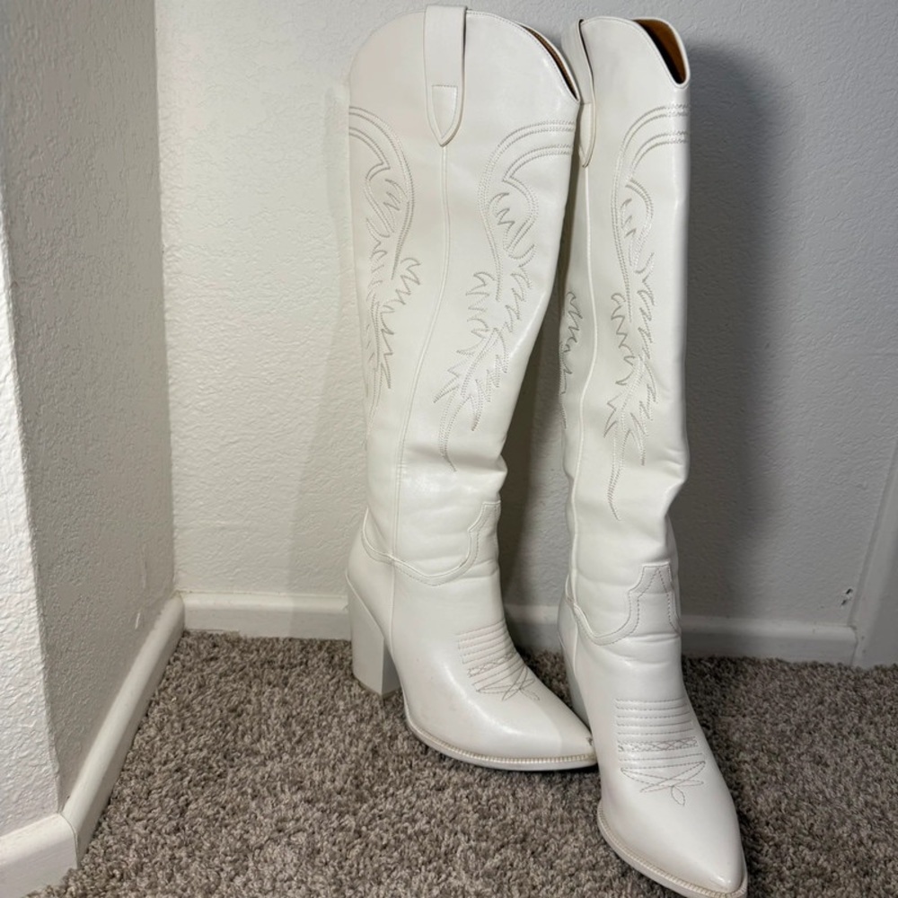 Elegant White Heeled Boots